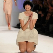 VIDEO: Top 10 CĂZĂTURI AMUZANTE ale manechinelor de pe podium